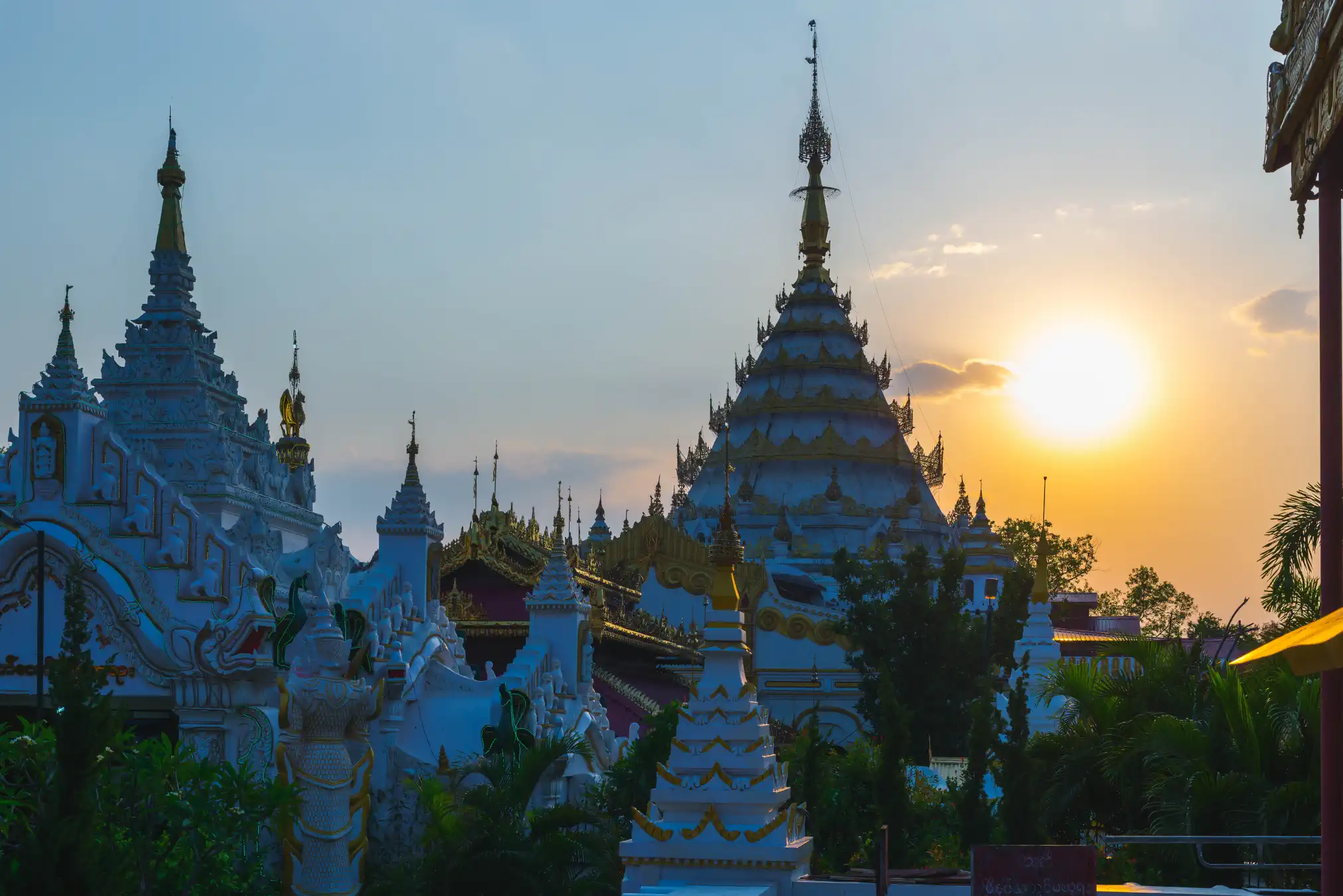 Luis Gómez - Documentary photographer - Pictures of Myanmar, New Year celebration at Mandalay.