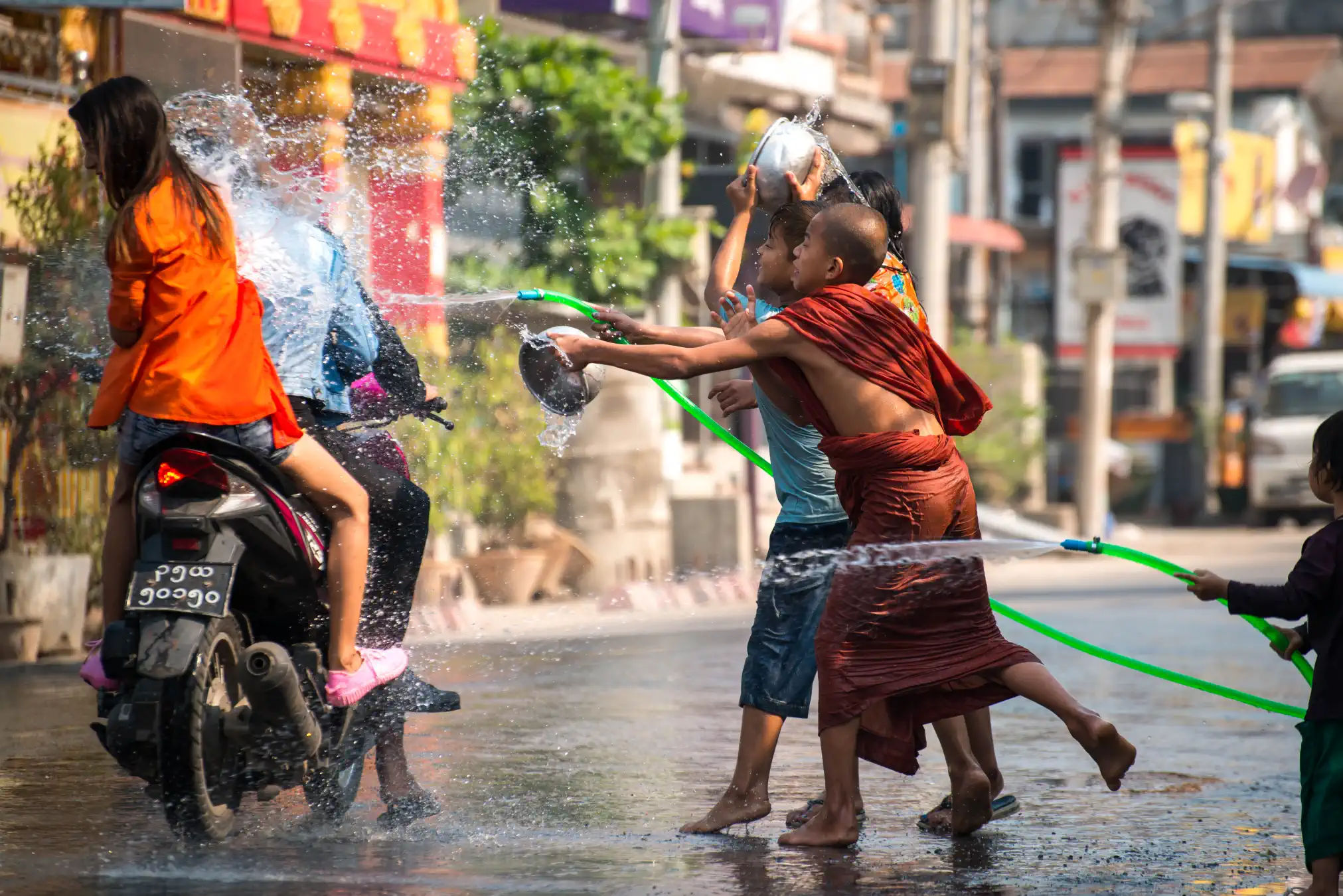 Luis Gómez - Documentary photographer - Pictures of Myanmar, New Year celebration at Mandalay.