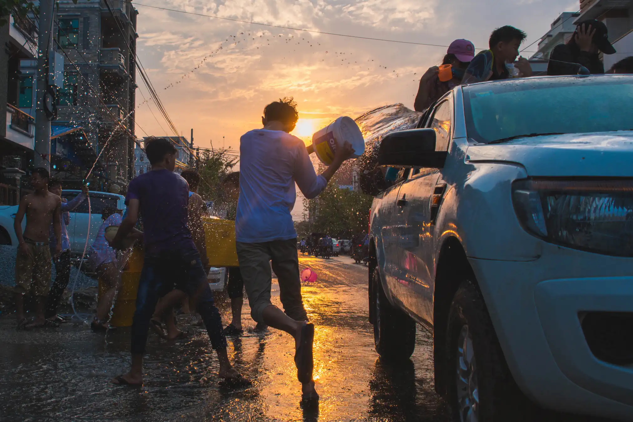 Luis Gómez - Documentary photographer - Pictures of Myanmar, New Year celebration at Mandalay.
