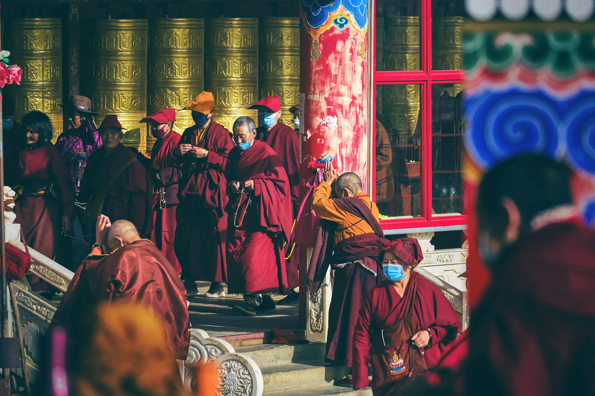 Luis Gómez - Documentary photographer - Monks praying in Buddhist monastery