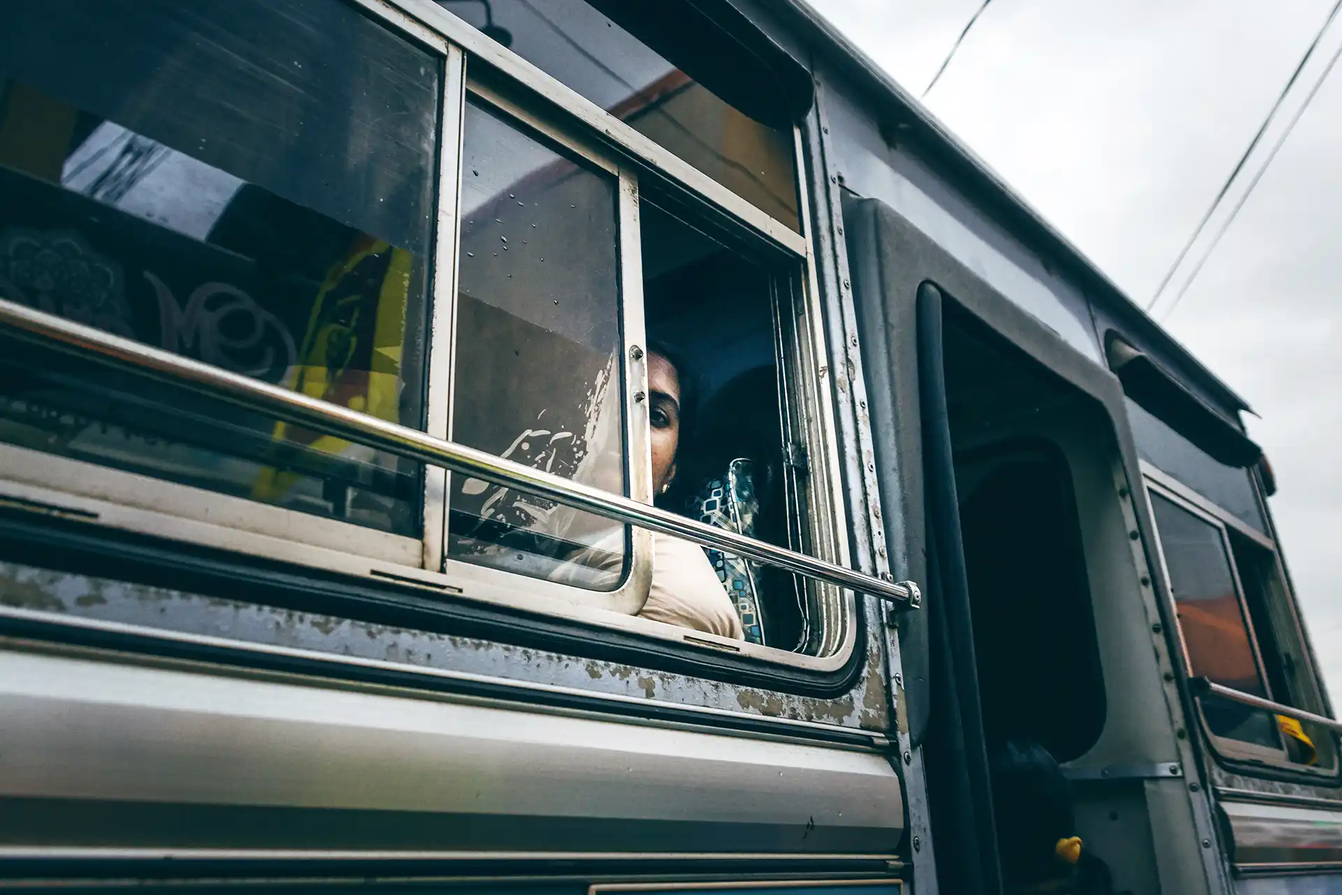 Luis Gómez - Documentary and travel photography - Woman at bus, Sri Lanka.